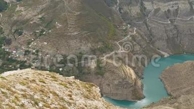 全景从上面，大苏拉克峡谷在达吉斯坦共和国，杜布基村，俄罗斯。 <strong>山区河流</strong>