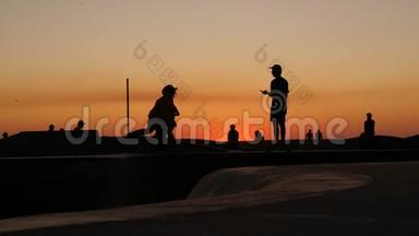 少年跳滑板的剪影骑长板，<strong>夏日</strong>夕阳背景.. 洛斯威尼斯<strong>海滨</strong>溜冰场