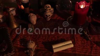 用蜡烛`头骨和深奥的物体装饰的女巫祭坛