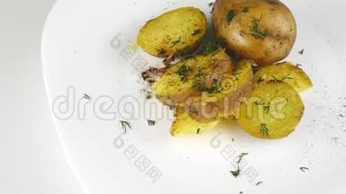 土豆在皮肤上，在白色的盘子上旋转。 做家常菜。