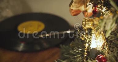记录旋转在一个转盘的背景下，一个小装饰圣诞树与发光灯在平安夜。