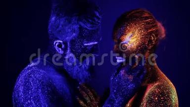 一男一女在紫外线下互相<strong>抚摸</strong>.. 火和冰，两个催眠药。