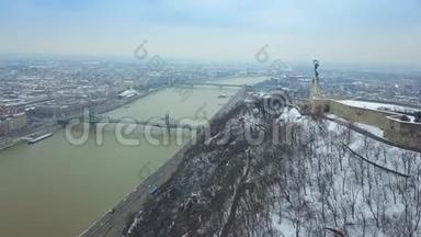 匈牙利布达佩斯-格勒特山和Citadella的空中天际线镜头，背景是自由女神像和自由桥