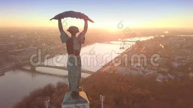 匈牙利布达佩斯-日出时无人驾驶飞机围绕自由女神像上空飞行的4K空中镜头