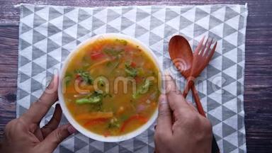 蔬菜汤在一个蝴蝶结上<strong>桌子</strong>，<strong>俯视</strong>。