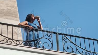 阳光明媚，迷人的女士，喝咖啡，纸杯，放松户外露台，有积极的情绪