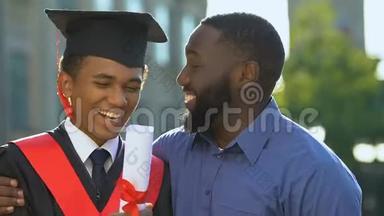 喜极而喜的黑人父亲恭贺儿子，毕业