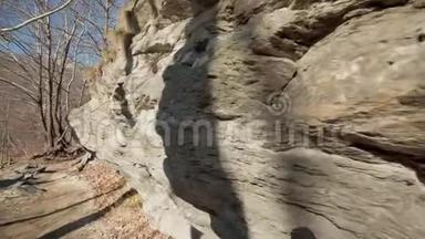 大型岩石山森林旁的飞行摄像机，高级详细电影