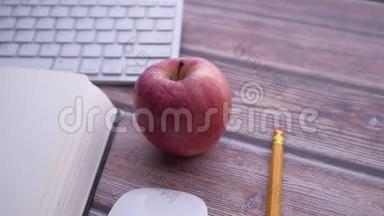 回到学校的概念，苹果放在桌子上或桌子上