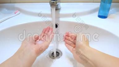 妇女在卫生间用抗菌凝胶洗手，保健和疾病预防理念