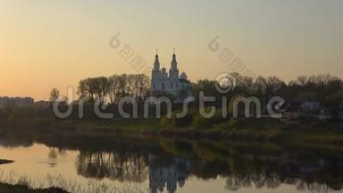 古老的圣索菲亚大教堂在春天的黄昏。 波兰茨克，白俄罗斯