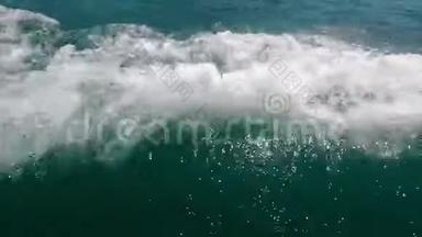 波浪，泡沫和浪花从一艘快艇在绿松石海上