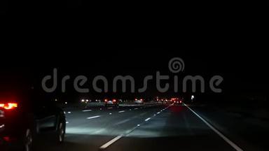 从车上看。 洛杉矶夜间繁忙的高速<strong>公路</strong>。 美国加利福尼亚州的大型州际<strong>公路公路</strong>。 自动汽车