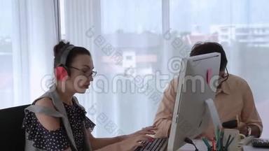 一个商人在工作的时候，用电脑和耳机听音乐，快乐地工作，快乐的商业团队，快乐的朋友