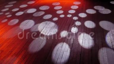 音乐会木制<strong>舞台</strong>，地板上有白色的<strong>光线</strong>。 地板上的音乐会灯光