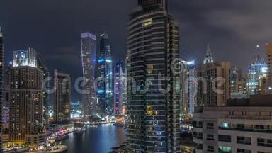 迪拜海滨住宅和办公室摩天大楼的空中景观，带海滨夜景