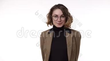 可爱的欧洲女人的肖像特写，穿着棕色夹克和时髦的眼镜，卷曲的短发摆在上面