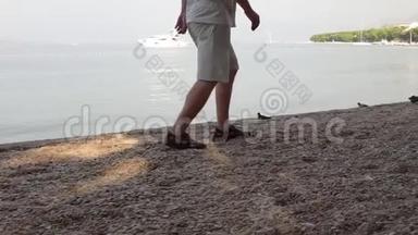 一个男人在海滩上慢跑