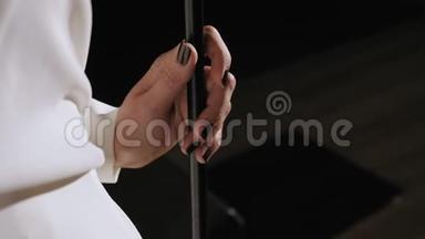 女歌手在黑暗中唱着歌，<strong>双手握</strong>着麦克风支架。