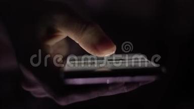晚上，女孩一只手拿着智能手机，拇指在屏幕上翻动照片