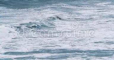 风和日丽的<strong>大风</strong>浪. 动作缓慢。 风暴中的海浪。