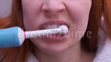 用电动牙刷合上女人刷牙。