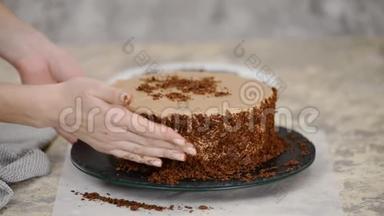 洒上巧克力蛋糕和面包屑。 用面包屑覆盖拿破仑蛋糕。 烹饪的过程，菜谱甜品..