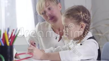 旁边看着可爱的白种人女学生坐在桌子旁，拿着平板电脑当中年家教，解释着她在