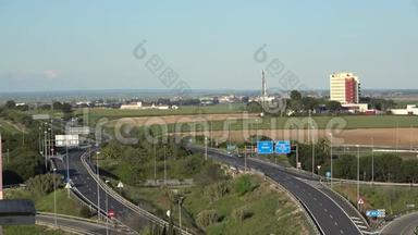 西班牙Huelva-2020年4月3日：西班牙冠状病毒引起的警报状态。 几乎是空的高速公路