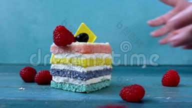 小朋友`手拿<strong>彩虹</strong>蛋糕和覆盆子和蓝莓