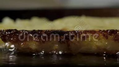 土豆薄煎饼用植物油在平底锅中煎，大镜头