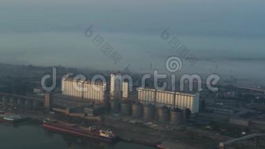 俄罗斯河湾和造船厂、驳船、工业建筑、鸟瞰图