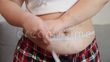 体重超标，胖女孩测量她的胃
