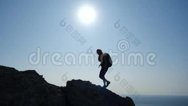 年轻女子在日出时缓慢地走上山顶. 在美丽的克里米亚徒步旅行的<strong>女士剪影</strong>