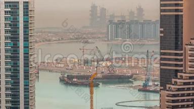 鸟瞰迪拜码头摩天大楼与建筑工地和棕榈朱梅拉岛背景时间推移。