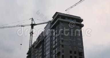 高吊车在摩天大楼施工现场工作.. 绿化带公寓楼建设.. 高层住宅