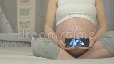 孕妇手中胎儿超声检查..