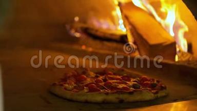 意大利比萨饼意大利香肠是在烤箱里煮的，餐馆比萨饼是在传统餐馆的木头烤箱里煮的。