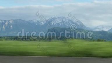美丽的<strong>雪山</strong>从汽车室内观.. 汽车沿着瑞士山脉行驶。 <strong>雪山</strong>背景