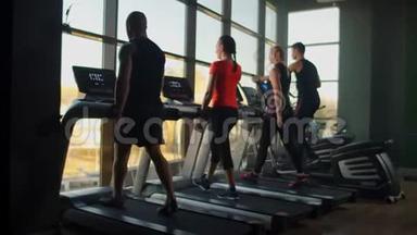 人们在健身房训练使用跑步机和椭<strong>圆交叉</strong>或在健身房训练。