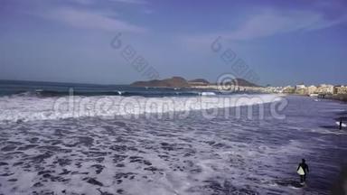 西班牙大加那利岛上巨大的海浪和黑沙