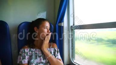 女孩打哈欠，在<strong>火车经过</strong>时睡着了