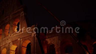 罗马竞技场的夜间<strong>重建工作</strong>。 在漆黑的夜空中有一个光线充足的罗马圆形剧场