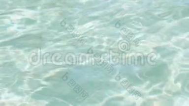 背景用绿松石清澈透明的海水，特写取景..