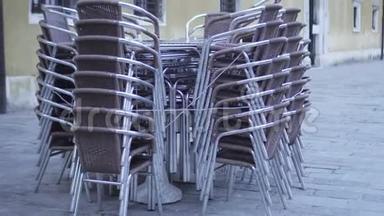 酒吧里的椅子和桌子互相放在一起