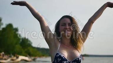 一个苗条的年轻女子在炎热的夏天享受大海。 慢动作
