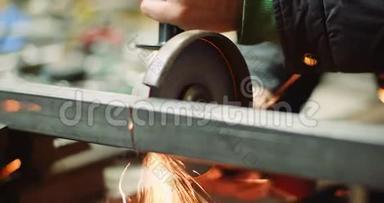 钢铁工业-使用角磨床磨削金属物体的人。
