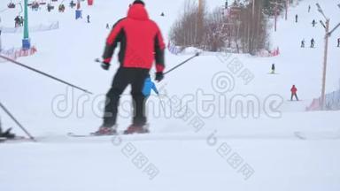 滑雪场滑雪场雪坡山上的运动员滑雪