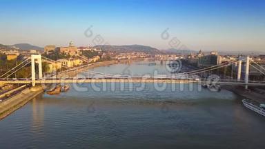 匈牙利布达佩斯-日出时飞越伊丽莎白大桥，朝布达城堡皇家宫殿飞去