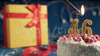 白色<strong>生日</strong>蛋糕，46根<strong>金色</strong>蜡烛，用打火机点燃，蓝色背景，还有黄色礼品盒